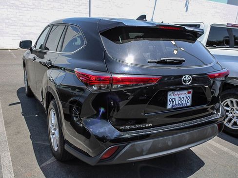 Used 2023 Toyota Highlander LE FWD image 9