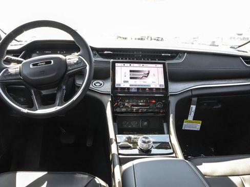 New 2025 Jeep Grand Cherokee Limited w/ Luxury Tech Group II image 16