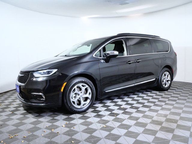 Used 2023 Chrysler Pacifica Limited FWD image 2