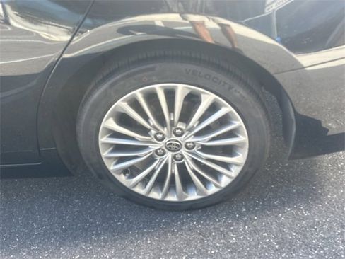 Used 2022 Toyota Avalon Limited image 11