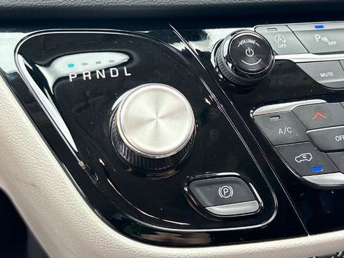 Used 2024 Chrysler Pacifica Touring-L FWD image 27
