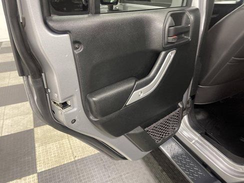 Used 2018 Jeep Wrangler Unlimited Sahara w/ Connectivity Group AWD/4WD image 11