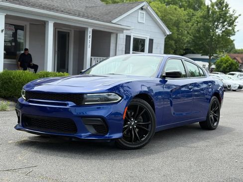 Used 2018 Dodge Charger SXT w/ Blacktop Package RWD image 2
