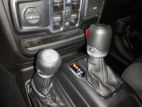 Used 2022 Jeep Wrangler Unlimited Sahara w/ Dual Top Group AWD/4WD image 12