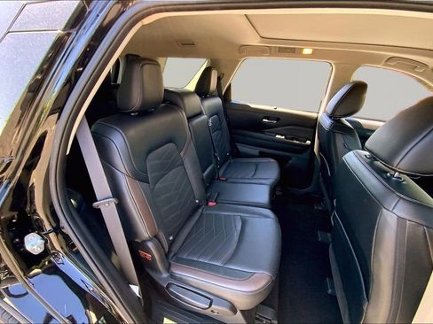 Used 2023 Nissan Pathfinder Platinum w/ Black Appearance Package AWD/4WD image 17