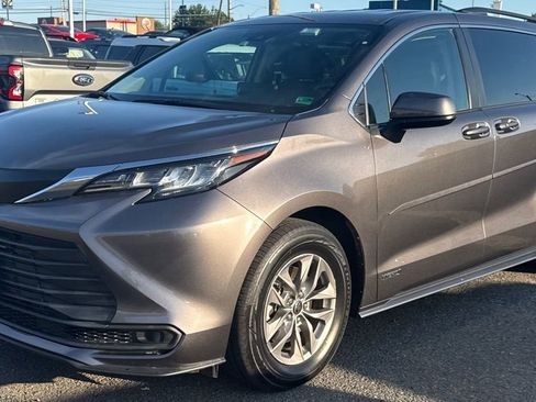 Used 2021 Toyota Sienna LE FWD image 1