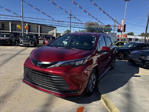 Used 2025 Toyota Sienna LE image 3