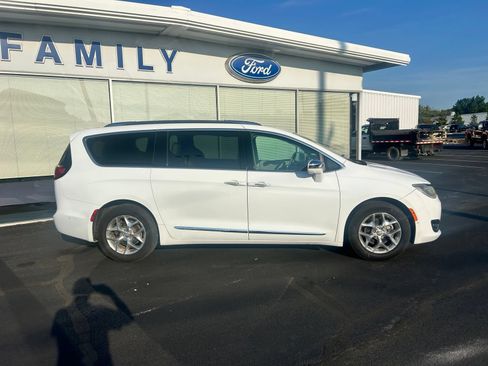 Used 2017 Chrysler Pacifica Limited w/ UConnect Theater Package FWD image 3