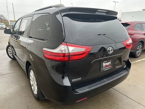 Used 2017 Toyota Sienna XLE image 4