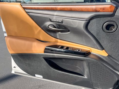 Certified 2025 Lexus ES 300h w/ Premium Package image 20