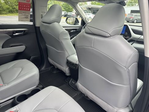 New 2026 Toyota Highlander Platinum AWD/4WD image 30