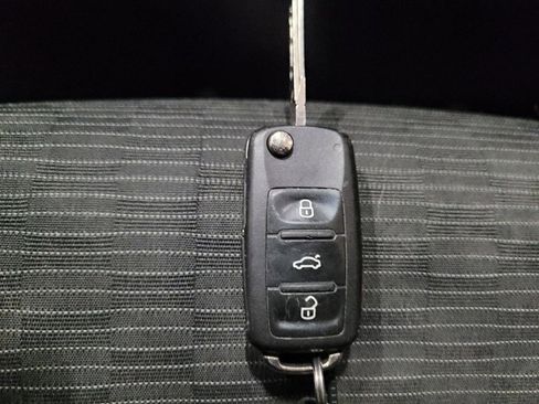 Used 2015 Volkswagen Tiguan S image 32