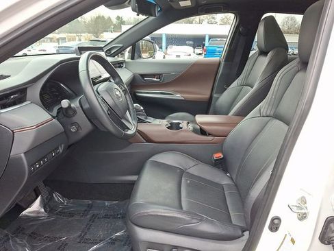 Used 2024 Toyota Venza LE image 15