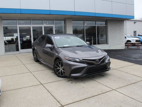 Used 2024 Toyota Camry SE image 30