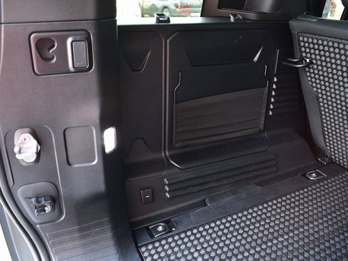 Used 2025 Land Rover Defender 110 S image 29