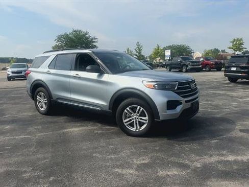 Used 2022 Ford Explorer XLT image 2