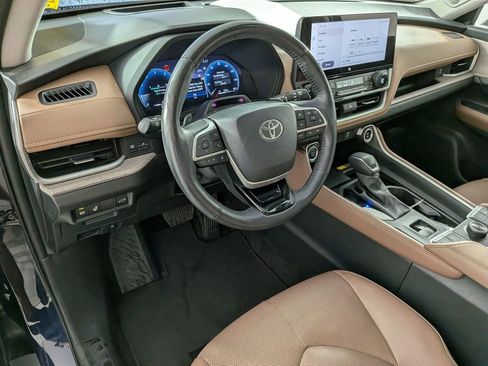 Used 2024 Toyota Grand Highlander AWD image 11