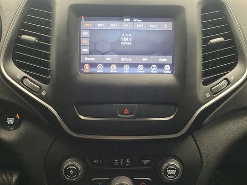 Used 2019 Jeep Cherokee Latitude Plus w/ Cold Weather Group FWD image 25