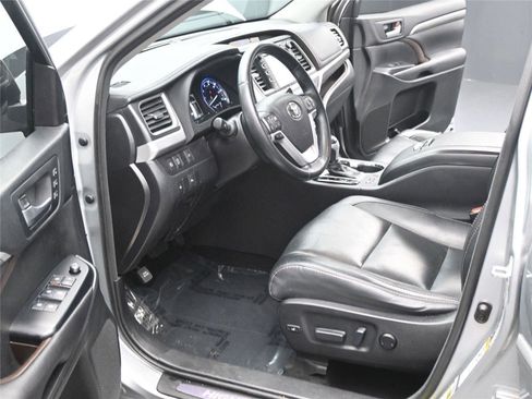 Used 2017 Toyota Highlander Limited image 5