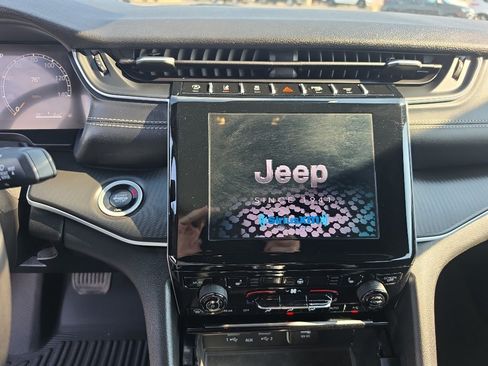 Used 2025 Jeep Grand Cherokee L Laredo w/ Luxury Tech Group I AWD/4WD image 15