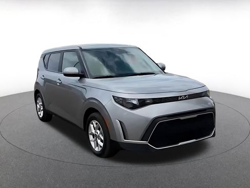 Used 2025 Kia Soul LX w/ LX Technology Package FWD image 3