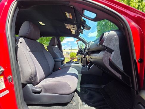 Used 2018 Toyota Tacoma TRD Off-Road w/ Technology Package AWD/4WD image 16