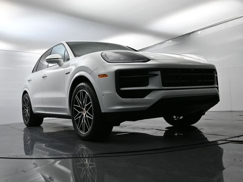 Certified 2025 Porsche Cayenne E-Hybrid w/ Premium Package Plus image 58