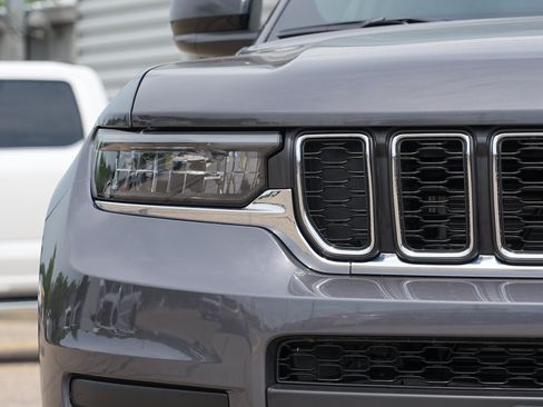 Used 2025 Jeep Grand Cherokee L Laredo w/ Trailer Tow Package AWD/4WD image 11