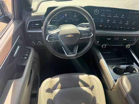 Used 2025 Chevrolet Suburban LT AWD/4WD image 15