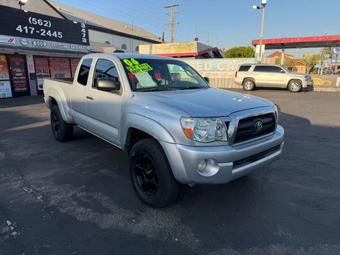 Used 2006 Toyota Tacoma PreRunner RWD image 2