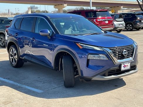 Used 2023 Nissan Rogue SV image 4