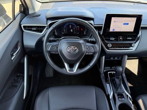 Used 2025 Toyota Corolla Cross XLE FWD image 25