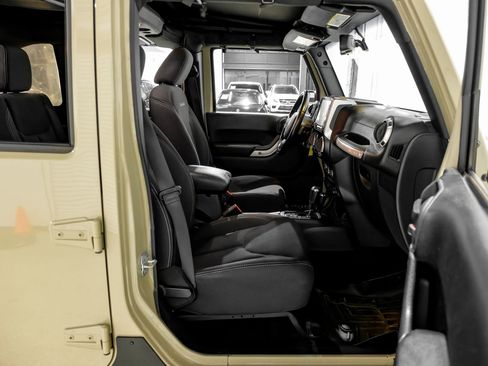 Used 2017 Jeep Wrangler Unlimited Sahara w/ Connectivity Group image 38