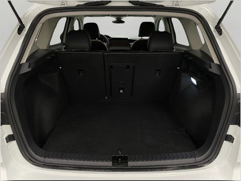 Used 2025 Volkswagen Taos SE AWD/4WD image 6