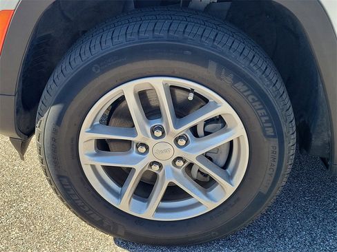 Used 2023 Jeep Grand Cherokee L Laredo image 11