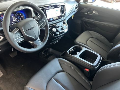 New 2026 Chrysler Pacifica Select image 10