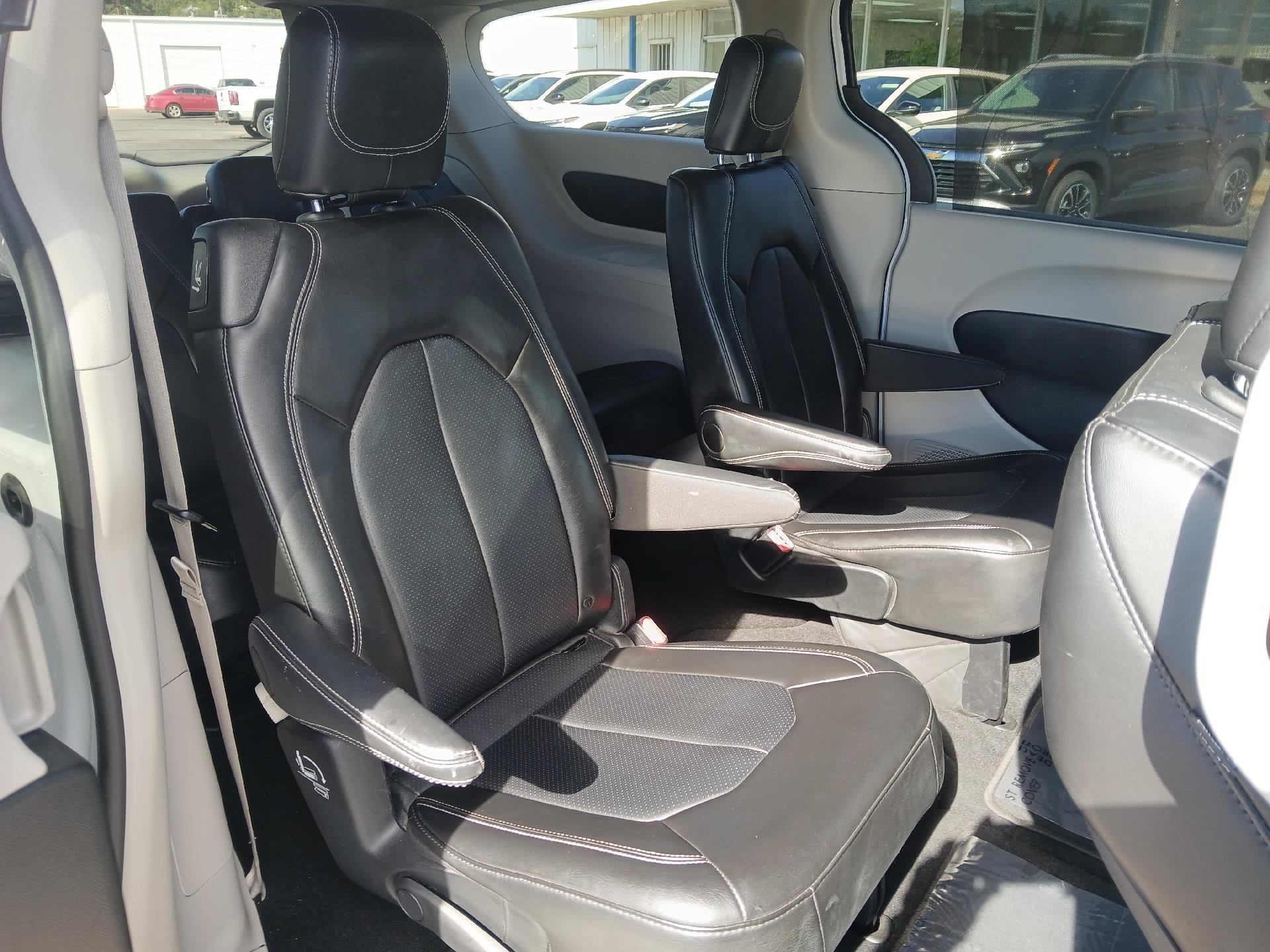 Used 2024 Chrysler Pacifica Touring-L FWD image 19