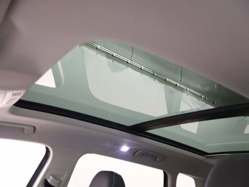 Used 2025 Volkswagen Taos SE w/ Panoramic Sunroof Package image 20