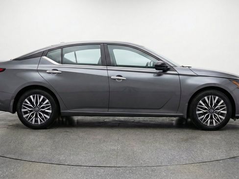 Used 2025 Nissan Altima 2.5 SV FWD image 11