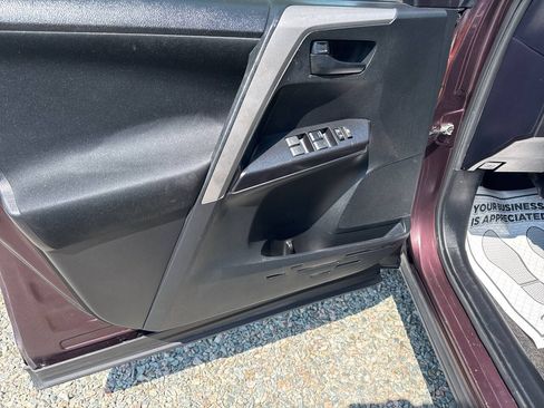 Used 2017 Toyota RAV4 LE AWD/4WD image 14