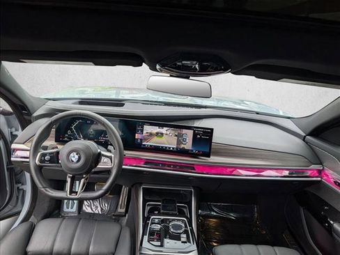 Used 2023 BMW 740i image 18