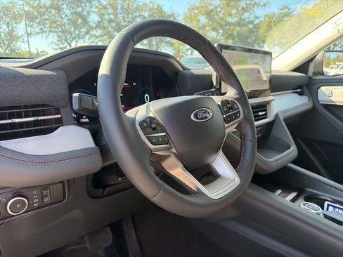 Used 2025 Ford Explorer Active w/ Active Comfort Package image 9