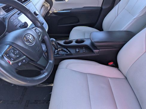 Used 2016 Toyota Avalon Limited image 26