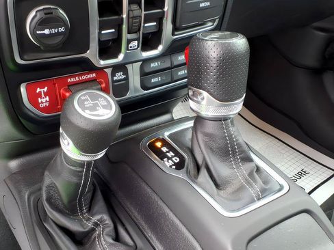 Used 2024 Jeep Gladiator Mojave AWD/4WD image 23