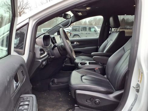 Used 2025 Chrysler Pacifica Select image 21