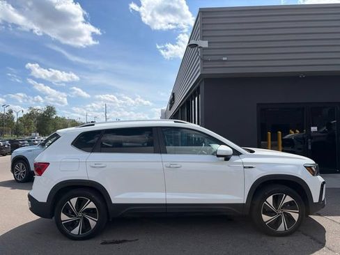 Certified 2024 Volkswagen Taos SE AWD/4WD image 2