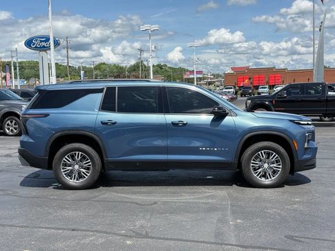 Used 2025 Chevrolet Traverse LT FWD image 3