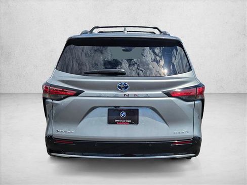Used 2025 Toyota Sienna Platinum AWD/4WD image 7
