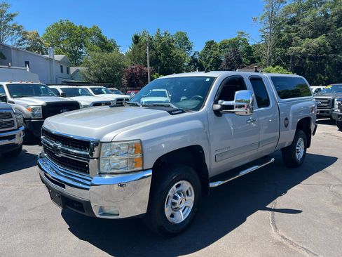 Used 2010 Chevrolet Silverado 2500 LT w/ Interior Plus Package AWD/4WD image 2