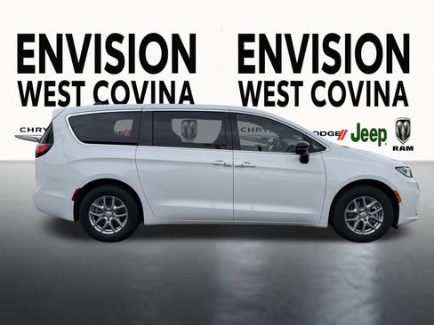 New 2026 Chrysler Pacifica Select image 12